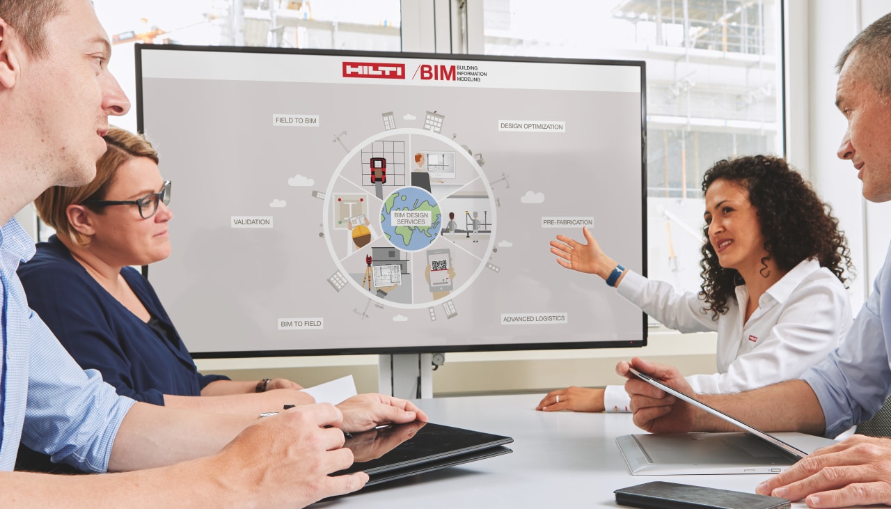 四位施工專業人士圍在一桌，使用BIM討論E2E點對點工作流程